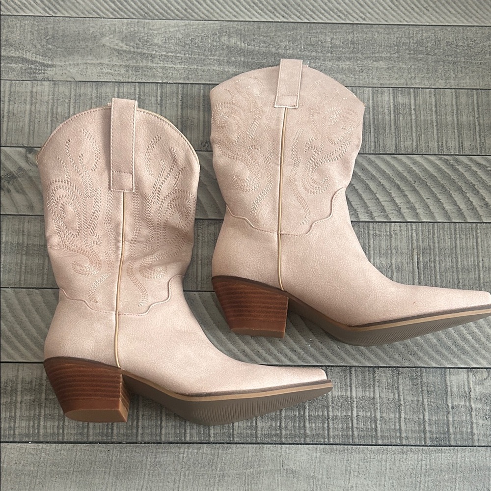 Elegant Women's Heeled Boots - Light Pink